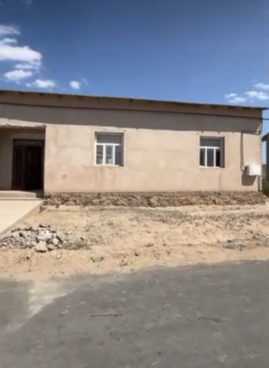 Qum awil jetinin' ha'zirgi koneshniyinde - 3 соток - 2 бөлме - Жер жай